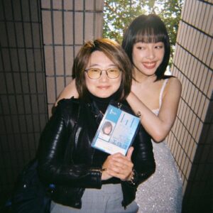 Wang Yu-xuan Instagram - 大家好
想跟大家更新及報告
今年四月底即將從幸星娛樂畢業啦

從踏入演員這條路開始一直都是林可喬女士陪在我身邊，教我如何對待演員這份工作，如何應對和保護自己，如何對演員這樣的職業保持高度的自持，而幸星娛樂的所有前輩們都是我的榜樣資優生，我打從心裡喜歡公司所有演員的開朗、樂觀及善良，希望之後我們也能繼續相遇，也祝福公司的你們一切順利，把幸福帶給身邊的工作人員和觀眾。小鈴姐、昊奇、林孫、少宗哥、家慧姐、政均、銀豪，真的每個都是讓人喜愛的存在和優秀的演員，好想跟你們一起演戲，當然還有傅傅和波妞、波妞爸媽，謝謝你們總是寵愛我。

我和林可喬女士也一起經歷了很多難關和挑戰，包括第一支長片、第一次入圍、第一次得獎、好幾次的意見不同、好幾次溝通與和解，每個人生快樂和沮喪的時刻都在彼此身旁，我們在對方身邊一起成長和冒險，一起闖了很多艱困的關卡（可能要配合我學校的時間是最難的一關🤣），謝謝妳當時願意相信一個沒人看見的肉肉小渝萱，謝謝妳的包容和努力，儘管有很多吵鬧，但美好的部分更多，謝謝慧翎導演讓我碰見妳，我愛妳。

未來會有更多的新挑戰
我會繼續以演員的身份向前
請大家繼續期待新的作品 
我也會繼續加油
謝謝幸星娛樂的你們

王渝萱