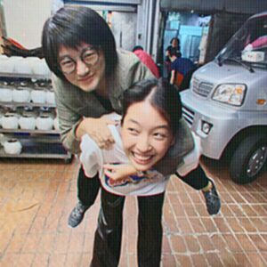 Wang Yu-xuan Instagram - 大家好
想跟大家更新及報告
今年四月底即將從幸星娛樂畢業啦

從踏入演員這條路開始一直都是林可喬女士陪在我身邊，教我如何對待演員這份工作，如何應對和保護自己，如何對演員這樣的職業保持高度的自持，而幸星娛樂的所有前輩們都是我的榜樣資優生，我打從心裡喜歡公司所有演員的開朗、樂觀及善良，希望之後我們也能繼續相遇，也祝福公司的你們一切順利，把幸福帶給身邊的工作人員和觀眾。小鈴姐、昊奇、林孫、少宗哥、家慧姐、政均、銀豪，真的每個都是讓人喜愛的存在和優秀的演員，好想跟你們一起演戲，當然還有傅傅和波妞、波妞爸媽，謝謝你們總是寵愛我。

我和林可喬女士也一起經歷了很多難關和挑戰，包括第一支長片、第一次入圍、第一次得獎、好幾次的意見不同、好幾次溝通與和解，每個人生快樂和沮喪的時刻都在彼此身旁，我們在對方身邊一起成長和冒險，一起闖了很多艱困的關卡（可能要配合我學校的時間是最難的一關🤣），謝謝妳當時願意相信一個沒人看見的肉肉小渝萱，謝謝妳的包容和努力，儘管有很多吵鬧，但美好的部分更多，謝謝慧翎導演讓我碰見妳，我愛妳。

未來會有更多的新挑戰
我會繼續以演員的身份向前
請大家繼續期待新的作品 
我也會繼續加油
謝謝幸星娛樂的你們

王渝萱