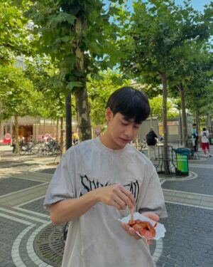 Wanut Sangtianprapai Instagram - ปัดขวาเพื่อกินไส้กรอก ~>