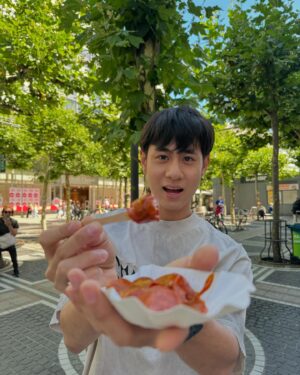 Wanut Sangtianprapai Instagram - ปัดขวาเพื่อกินไส้กรอก ~>