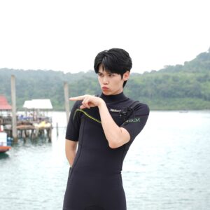 Wasuthorn Chaijindar Instagram - ส่งท้ายภาพบนเกาะก่อนจะกลับเข้ากรุงเทพกันครับ ก่อนอีพี 4 จะมา ยังตามไปดูบรรยากาศเบื้องหลังได้ที่ Behind the sea นะครับ 🏴‍☠️⛵️✨

#ต้องรักมหาสมุทร
#LoveSeaTheSeries