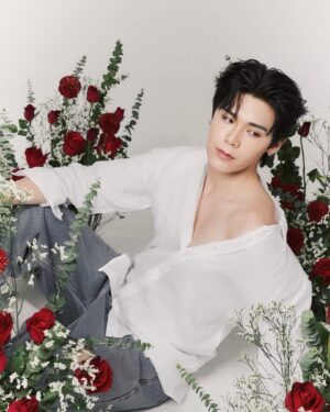 Wasuthorn Chaijindar Instagram - Love n Rose 🌹🤍 

#Peatwasu #CaptainPeat #BabyFeat