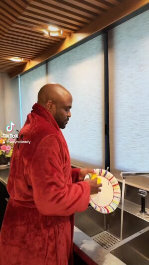 Wayne Brady Instagram - As someone who gets to bring joy to others daily on tv, it's been ironic that I don't experience it as much as I'd like. I advocate mental health for all and a part of that is self transparency. In doing my work, I've come to see a few truths, one of them being that I want to be free to love whomever I want. This truth makes me Pan and part of the Igbtq  family.
It's scary as hell to say out loud but here it is. The people I admire the most are the ones brave enough to be themselves unapologetically. This shouldn't shake anyone's world, but if it bothers you at all, that's your business: I was so afraid of having my manhood questioned, but screw that. A "real man" in my eyes, isn't afraid to be honest and happy. From now on, I'll be over here living my best life! I love you @theofficialmailebrady @mandietaketa @jasonmichaelfordham @qris_luv @sarahbolmsted