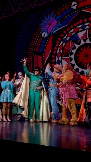 Wayne Brady Instagram - “This is a moment.” 🙌 THANK YOU for bringing your magic to Oz, @mrbradybaby! 🥹💛✨