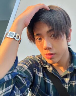 Weerapat Toemmaneerat Instagram - 🙋🏻‍♂️✨🫶🏻🩵 วันนี้ผมจะมาเล่าความรู้สึกและผลลัพธ์หลังเข้าโปรแกรม lifting ยกกระชับทั้งหมด 2 อาทิตย์ที่ @idhospital_th ส่วนตัวผมสิ่งที่เห็นได้ชัดเลยคือ ริ้วรอยบนใบหน้าน้อยลง(มาก) และใบหน้าโดยรวมดูอ่อนวัยขึ้น เหมือนย้อนเวลาผิวไปช่วงเฟรชชี่มหาลัยปี 1 😳😳 และสิ่งที่สำคัญเลยคือคนรอบข้างทักว่าใบหน้าดูเฟรซมากยิ่งขึ้นเพราะปกติแล้วผมเป็นคนที่มีผิวที่ไม่กระชับค่อนข้างมากเพราะเคยน้ำหนักเยอะมากมาก่อนเลยทำให้ผิวของผมแลดูล้าด้วยความไม่กระชับ แต่พอได้มีการเอนโดนไทน์ก็ทำให้บริเวณหน้าผากมีการยกกระชับขึ้น จนทำให้ใบหน้าดูสดใสมากยิ่งขึ้น ริ้วรอยทั่วไปบริเวณรอบดวงตาก็ดีขึ้นแต่ยังคงความธรรมชาติไม่ตึงโบ อีกทั้งริ้วรอยลึกก็ตื้นขึ้นเพราะถูกเติมเต็มด้วยการฉีดไขมัน และสฺดท้ายในส่วนบริเวณเหนียง&กรามที่ได้ทำการร้อยไหมกับดูดไขมันไป ใบหน้าส่วนล่างแลดูเล็กลง แต่คุณหมอบอกว่าอาจจะต้องรอเวลาเข้าที่ก่อนอาจจะเป๊ะกว่านี้ ยังไงรอติดตามตอนต่อไปนะครับตื่นเต้นแล้ว 🤩 
 #idhospital #โรงพยาบาลไอดี #ไอดียืนหนึ่งเรื่องศัลยกรรม #รีวิวจริงจากลูกค้าไอดี #ไอ้ต้าวไอดี
 #ศัลยกรรมเกาหลี #รีวิวศัลยกรรม