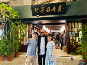 Wei Huang Instagram - Memories in Perfume Hill. 
第一次參與法國導演的長片作品，在一半台灣劇組一半法國劇組的合作下完成，跨國合製真的很不容易，謝謝所有工作人員的照顧，我愛你們，辛苦了🫶🏻
謝謝導演Sissako讓我飾演小雯，芳香嶺茶行打工的少女，在茶香的包圍下度過了很幸福的拍攝期。

《以愛之茗》戲院上映中🍵 @colafilms @gaumont_
