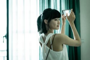 Wei Huang Instagram - 去年夏天，我遇見了逃跑這個劇本。跟我當時的心境很像，很想從現有的生活狀態中逃走，可能某一部分的我，也藉此得到了治癒。

能夠結識一群很棒的夥伴完成作品真的好幸福，體驗了很多的第一次，第一次拍親密戲、第一次去雄影、第一次XX，第一次XXXX對我而言，一切都意義非凡。

溽暑、幻想、逃避、虛無，都發生在這部短片裡。
這個月底會在光點華山放映，歡迎大家來觀賞。

後難題短片輯《我可以暫時逃跑一下嗎？》
1.21（日）13:00＋導演講堂
1.27（六）13:00＋映後QA