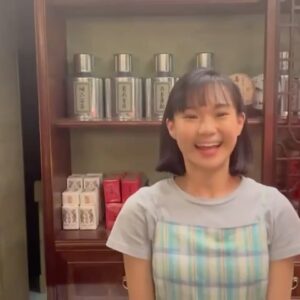 Wei Huang Instagram - Memories in Perfume Hill. 
第一次參與法國導演的長片作品，在一半台灣劇組一半法國劇組的合作下完成，跨國合製真的很不容易，謝謝所有工作人員的照顧，我愛你們，辛苦了🫶🏻
謝謝導演Sissako讓我飾演小雯，芳香嶺茶行打工的少女，在茶香的包圍下度過了很幸福的拍攝期。

《以愛之茗》戲院上映中🍵 @colafilms @gaumont_