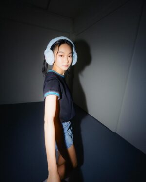 Wei Huang Instagram - 🧊💥💙🩵💥 
昨天在試衣間聽到了很好聽的歌，情不自禁的搖了30多秒，跳完才想到要搜歌就來不及了，只搜到下一首是Kartell-all in，如果你4/4 14:10剛好在京站zara上班，又剛好是你的歌單，拜託告訴我歌名🙏 旋律是登登等～登登等～登鄧等登～

Shirt @seivson 
earmuffs @fe3c_official
Event & gallery venue @stairs_space_
