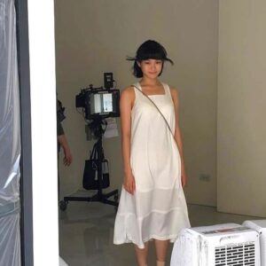 Wei Huang Instagram - 去年夏天，我遇見了逃跑這個劇本。跟我當時的心境很像，很想從現有的生活狀態中逃走，可能某一部分的我，也藉此得到了治癒。

能夠結識一群很棒的夥伴完成作品真的好幸福，體驗了很多的第一次，第一次拍親密戲、第一次去雄影、第一次XX，第一次XXXX對我而言，一切都意義非凡。

溽暑、幻想、逃避、虛無，都發生在這部短片裡。
這個月底會在光點華山放映，歡迎大家來觀賞。

後難題短片輯《我可以暫時逃跑一下嗎？》
1.21（日）13:00＋導演講堂
1.27（六）13:00＋映後QA