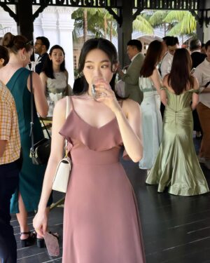 Wei Huang Instagram - Dress for wedding guest @caspialili 
在美好的場合穿上美好的洋裝，一起慶祝✨