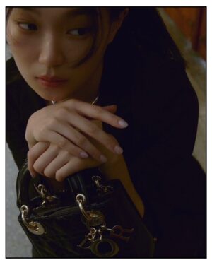 Wei Huang Instagram - With little secret, With Lady Dior. 
下著大雨的日子，盛裝打扮跟Zoe久違的見面，聊著聊著雨停了，我們一起拍下這組照片，紀念交換秘密的那一刻。
@dior #diorcruise