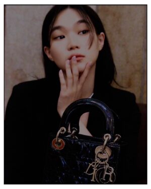 Wei Huang Instagram - With little secret, With Lady Dior. 
下著大雨的日子，盛裝打扮跟Zoe久違的見面，聊著聊著雨停了，我們一起拍下這組照片，紀念交換秘密的那一刻。
@dior #diorcruise
