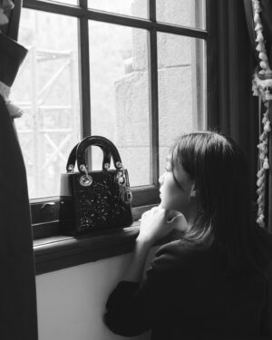 Wei Huang Instagram - With little secret, With Lady Dior. 
下著大雨的日子，盛裝打扮跟Zoe久違的見面，聊著聊著雨停了，我們一起拍下這組照片，紀念交換秘密的那一刻。
@dior #diorcruise
