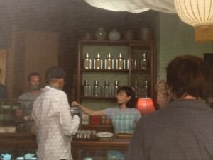 Wei Huang Instagram - Memories in Perfume Hill. 
第一次參與法國導演的長片作品，在一半台灣劇組一半法國劇組的合作下完成，跨國合製真的很不容易，謝謝所有工作人員的照顧，我愛你們，辛苦了🫶🏻
謝謝導演Sissako讓我飾演小雯，芳香嶺茶行打工的少女，在茶香的包圍下度過了很幸福的拍攝期。

《以愛之茗》戲院上映中🍵 @colafilms @gaumont_