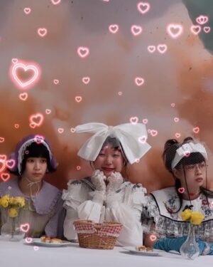 Wei Huang Instagram - 還是最喜歡自己短髮🥹 
向宇宙許願，明年可以剪短！