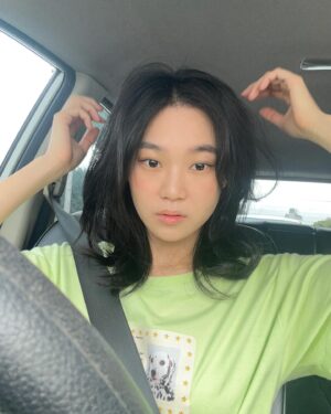 Wei Huang Instagram - 早安 塞車時的整理頭毛三連拍拍拍
