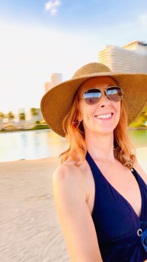 Wendy Braun Instagram - When you land in Hawaii just in time to catch a beautiful sunset and the full moon rising. It’s a good day. What are you working on? Hope it’s your joy. 🌴😜❤️ #Day1 #epicviewseverywhere #familytime❤️ #lovemyboys💙💙 #alohastate #alohaspirit #abrahamhicks #goodvibes #keepgoingsunshine #ActorInspiration #abrahamhicksquotes