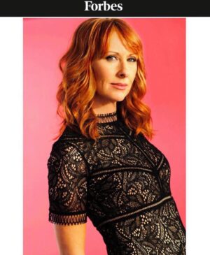 Wendy Braun Instagram - #WaybackWednesday Did you have a headshot back in the 90’s? It most likely would have been black and white, a 3/4 pose and for the ladies...an oversized knit sweater, am I right? 😂🙌 

Here is my most recent shot- with the same photographer, the amazing Jeff Nicholson. (Swipe left) What would I tell the first girl? You’re doin’ great. It only gets better. 

Keep going sunshine. 🎬😜

⭐️ What would you tell your younger self?  #actorlife #ActorInspiration #KeepGoingSunshine #atypicalnetflix #Forbes