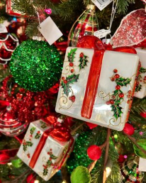 Wendy Burch Instagram - It’s a Christmas tradition to stop by Aldik Home in the Valley for an ornament or two, or 3, or 4…..

#BRADYBURCH #WENDYBURCH #BeingBRADY #WAKEUPWithWENDY #AldikHome #christmasdecor