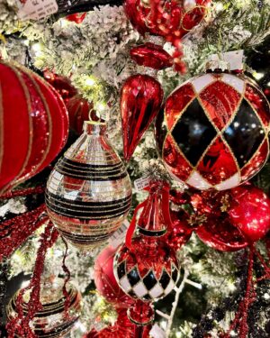Wendy Burch Instagram - It’s a Christmas tradition to stop by Aldik Home in the Valley for an ornament or two, or 3, or 4…..

#BRADYBURCH #WENDYBURCH #BeingBRADY #WAKEUPWithWENDY #AldikHome #christmasdecor