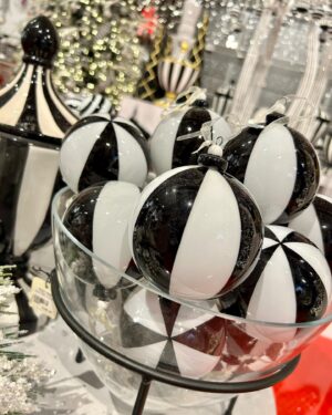Wendy Burch Instagram - It’s a Christmas tradition to stop by Aldik Home in the Valley for an ornament or two, or 3, or 4…..

#BRADYBURCH #WENDYBURCH #BeingBRADY #WAKEUPWithWENDY #AldikHome #christmasdecor