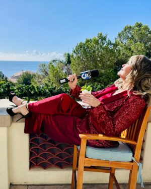 Wendy Burch Instagram - Some days at work are just better than others.

Join me at the TERRANEA RESORT tonight for their annual tree lighting ceremony.

After that, you will find me at the gingerbread bar drinking a “sno-mito” (and yes, the entire bar is made of gingerbread)
 
#WENDYBURCH #WakeUpWithWENDY #KTLA #KTLACommunity #terranearesort #trinaturk