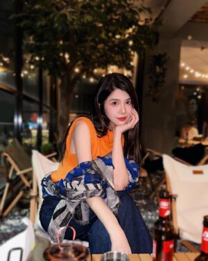 Wendy Huang Instagram - 🍂🧶🍁
今天仍是自己喜歡的樣子🫶🏻

生活太喧囂，
就來無憂感受都市露營氛圍吧🧡@carefree_camp
