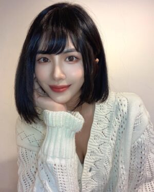 Wendy Huang Instagram - 喀擦喀擦喜歡嘛💕✨
謝謝我的唯一剪刀手敲滿意🥰

Hair💇🏻‍♀️ | @leanhu
