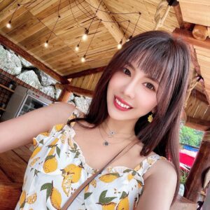 Wendy Huang Instagram - Feels like summer is coming 🧡🍋🌻🍊💛

Accessory / @apmmonaco