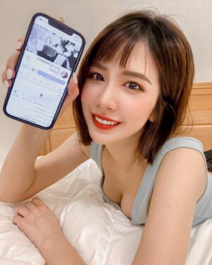 Wendy Huang Instagram - ｜
忙碌的生活突然因為疫情好多事情都停擺了下來😷
閒閒的大家都開始IG互開直播、玩限時動態接龍、甚至連買東西都直接透過網路下單📱🛒
但是宅歸宅，居家環境舒適度和氛圍感可是一點都不能耽擱😎
今天要跟大家分享一個最近很喜歡的選物品牌
@zoraliving
若拉的選物，讓平凡的每一天都可以過得很有儀式感
有質感的居家環境加上用的東西都美觀好看心情都會直接跟著好起來🥰

我整個陷在裡面一個下午欲罷不能了
一起來Zora 打造各種若拉感吧！💕🙈

快來逛逛💛🛒
https://www.facebook.com/ZoraLiving

#若拉陪你疫起來#疫情在家也要有儀式感#讓生活不再平凡 #懂生活傢俱 #若拉感 #躺起來#若拉家居 #若拉家俱