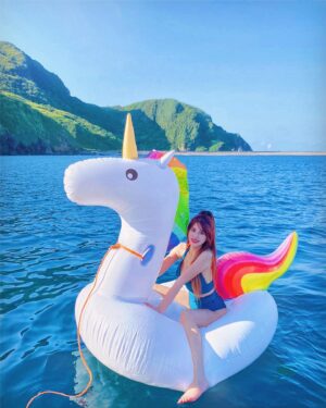Wendy Huang Instagram - ｜
想要抓住夏天的尾巴
那就來趟牛奶海吧🌊✨🤍

前陣子無法跟朋友相見歡
導致我極度想要去哪裡走走
但是工作排程較為緊湊的我無法跑太遠
也不想要跟不認識的隨便湊團
（因為我是尷尬癌患者🤭
所以就決定帶著閨蜜來趟牛奶海微旅行
包下整個遊艇出海的感覺就是開心🛥👭🏻🥳

這次我們選擇日出團想說景色會有多種層次
實際親臨後那種感受和肉眼可見的美真的無法言語
（往左滑就可以看到我說的那種漸層感🥰
先是享受著寧靜的夜晚抬頭仰望無光害的滿屏星空🌌
接著充滿油畫色彩的日出漸漸從龜山島的方向展露頭角🌄
再到艷陽高照晴空萬里的蔚藍海面🌊☀️
真的是美到我即使暈船也要霸佔著C位暈
（是的你沒看錯🥴大家以為我坐在那邊閉著眼睛享受
拍網美照但沒有我就是單純暈到爆🤣

除了在船上和朋友同樂外
遊艇抵達牛奶海時還能下去海上活動😍
雖然大家在玩S U P的時候我還在暈所以沒玩到超可惜
但是我閨蜜代替我好好玩了一波
還拍了超經典的空拍網美照真的超美！！
而且他們很貼心還充氣了一隻獨角獸讓我可以坐🦄️
撫慰了我沒跟到S U P的微失落小心情
除此之外我們搭的是比麗堅號 @bilichien 🛥
裡面的環境很舒適寬敞大家可以坐著聊天吃東西
累了裡面還有張很大很舒服的雙人床可以躺著好好休息
（為什麼我會知道呢 我絕對不會告訴你我在船上
有3分之一的時間都躺在裡面的🤣🤣🤣
整體來說雖然暈船漏掉了一些遊玩的部分蠻可惜
但真的非常值得來一趟！
（想要多來幾次也是很可以🥰
而且除了我們這次參加的日出團之外
其實還有日落團可以選擇🤩
如果你像我一樣是屬於比較夜貓性質、
早上起不來的那一種你就很適合日落團
因為真的睡飽飽比較不容易暈船這樣就能大玩特玩
如果是正常作息的寶們就可以玩日出團
不過如果你24小時精神都很好那你想怎麼玩都可以啦
😂😂😂

最後溫蒂把詳細資訊都貼在下面提供給大家啦❤️
想玩耍的記得提前報名喔🥰

🔺貼心提醒：今年牛奶只到10/11且已全時段額滿
想去牛奶海的朋友可以報名冬季的小琉球或明年4月中開始的牛奶海💕

店家資訊：
比麗堅號 - Bi Li Chien
Line：@893anpxi
地址：宜蘭縣頭城鎮港口路烏石漁港遊艇碼頭

#牛奶海 #海洋 #龜山島 #遊艇 #日出 #夕陽 #sup #比麗堅號bilichien #日落 #游泳圈 #bilichien