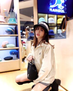 Wendy Huang Instagram - 還記得三月初跟大家分享的KANGOL DAY穿搭選拔活動嗎
終於來到選拔活動最終評選的日子啦🥳
很高興@popdaily 和@kangol_headwear_taiwan 
邀請我擔任這次活動評審之一
和大家交流分享穿搭的想法真的很開心🤎🤍🖤
但不得不說KANGOL單品真的很強
各種款式都能很完美的點綴
連我自己在櫃位現場幾乎都愛不釋手
🦘小包包更是我的心頭好！！😍

而且為了歡慶KANGOL DAY現在還有特別活動
3/31前滿5000就可以成為VIP 🤩
（平常要8000才能入會呢！）
之前想入手還在猶豫的朋友剛好可以趁現在衝一波哦！😍
最後告訴我如果你們是評審會pick哪位參賽者吧😉✨

#KANGOL
#KANGOLDAY
#FROMTHEJUMP
#amemberoflebags