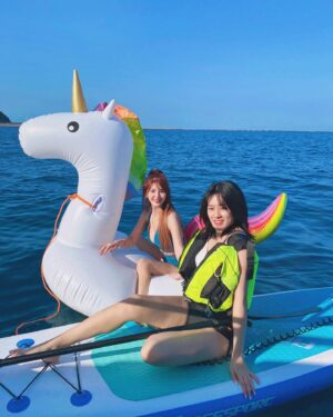 Wendy Huang Instagram - ｜
想要抓住夏天的尾巴
那就來趟牛奶海吧🌊✨🤍

前陣子無法跟朋友相見歡
導致我極度想要去哪裡走走
但是工作排程較為緊湊的我無法跑太遠
也不想要跟不認識的隨便湊團
（因為我是尷尬癌患者🤭
所以就決定帶著閨蜜來趟牛奶海微旅行
包下整個遊艇出海的感覺就是開心🛥👭🏻🥳

這次我們選擇日出團想說景色會有多種層次
實際親臨後那種感受和肉眼可見的美真的無法言語
（往左滑就可以看到我說的那種漸層感🥰
先是享受著寧靜的夜晚抬頭仰望無光害的滿屏星空🌌
接著充滿油畫色彩的日出漸漸從龜山島的方向展露頭角🌄
再到艷陽高照晴空萬里的蔚藍海面🌊☀️
真的是美到我即使暈船也要霸佔著C位暈
（是的你沒看錯🥴大家以為我坐在那邊閉著眼睛享受
拍網美照但沒有我就是單純暈到爆🤣

除了在船上和朋友同樂外
遊艇抵達牛奶海時還能下去海上活動😍
雖然大家在玩S U P的時候我還在暈所以沒玩到超可惜
但是我閨蜜代替我好好玩了一波
還拍了超經典的空拍網美照真的超美！！
而且他們很貼心還充氣了一隻獨角獸讓我可以坐🦄️
撫慰了我沒跟到S U P的微失落小心情
除此之外我們搭的是比麗堅號 @bilichien 🛥
裡面的環境很舒適寬敞大家可以坐著聊天吃東西
累了裡面還有張很大很舒服的雙人床可以躺著好好休息
（為什麼我會知道呢 我絕對不會告訴你我在船上
有3分之一的時間都躺在裡面的🤣🤣🤣
整體來說雖然暈船漏掉了一些遊玩的部分蠻可惜
但真的非常值得來一趟！
（想要多來幾次也是很可以🥰
而且除了我們這次參加的日出團之外
其實還有日落團可以選擇🤩
如果你像我一樣是屬於比較夜貓性質、
早上起不來的那一種你就很適合日落團
因為真的睡飽飽比較不容易暈船這樣就能大玩特玩
如果是正常作息的寶們就可以玩日出團
不過如果你24小時精神都很好那你想怎麼玩都可以啦
😂😂😂

最後溫蒂把詳細資訊都貼在下面提供給大家啦❤️
想玩耍的記得提前報名喔🥰

🔺貼心提醒：今年牛奶只到10/11且已全時段額滿
想去牛奶海的朋友可以報名冬季的小琉球或明年4月中開始的牛奶海💕

店家資訊：
比麗堅號 - Bi Li Chien
Line：@893anpxi
地址：宜蘭縣頭城鎮港口路烏石漁港遊艇碼頭

#牛奶海 #海洋 #龜山島 #遊艇 #日出 #夕陽 #sup #比麗堅號bilichien #日落 #游泳圈 #bilichien