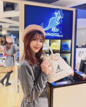 Wendy Huang Instagram - 還記得三月初跟大家分享的KANGOL DAY穿搭選拔活動嗎
終於來到選拔活動最終評選的日子啦🥳
很高興@popdaily 和@kangol_headwear_taiwan 
邀請我擔任這次活動評審之一
和大家交流分享穿搭的想法真的很開心🤎🤍🖤
但不得不說KANGOL單品真的很強
各種款式都能很完美的點綴
連我自己在櫃位現場幾乎都愛不釋手
🦘小包包更是我的心頭好！！😍

而且為了歡慶KANGOL DAY現在還有特別活動
3/31前滿5000就可以成為VIP 🤩
（平常要8000才能入會呢！）
之前想入手還在猶豫的朋友剛好可以趁現在衝一波哦！😍
最後告訴我如果你們是評審會pick哪位參賽者吧😉✨

#KANGOL
#KANGOLDAY
#FROMTHEJUMP
#amemberoflebags