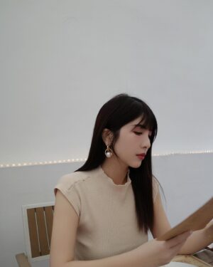 Wendy Huang Instagram - 廣州六天之旅趕巧遇上眼下大過敏泛紅
本就不愛拍照的我更是對鏡頭一直躲躲閃閃
感恩我有一個很愛紀錄我的閨蜜
@xannnyx 永遠對我說
『天啊 寶寶好美喔！好好看！』
幫我留下了不少回憶💕

原來
閨蜜眼裡的我是這樣子的呀💫(˃̶͈̀ε ˂̶͈́ )