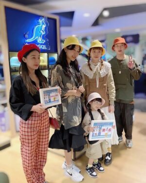 Wendy Huang Instagram - 還記得三月初跟大家分享的KANGOL DAY穿搭選拔活動嗎
終於來到選拔活動最終評選的日子啦🥳
很高興@popdaily 和@kangol_headwear_taiwan 
邀請我擔任這次活動評審之一
和大家交流分享穿搭的想法真的很開心🤎🤍🖤
但不得不說KANGOL單品真的很強
各種款式都能很完美的點綴
連我自己在櫃位現場幾乎都愛不釋手
🦘小包包更是我的心頭好！！😍

而且為了歡慶KANGOL DAY現在還有特別活動
3/31前滿5000就可以成為VIP 🤩
（平常要8000才能入會呢！）
之前想入手還在猶豫的朋友剛好可以趁現在衝一波哦！😍
最後告訴我如果你們是評審會pick哪位參賽者吧😉✨

#KANGOL
#KANGOLDAY
#FROMTHEJUMP
#amemberoflebags