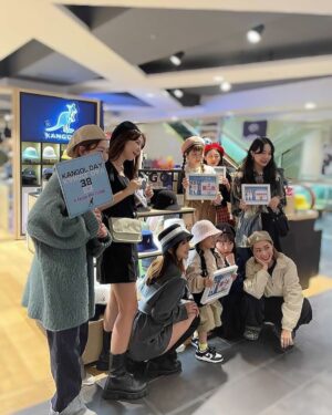Wendy Huang Instagram - 還記得三月初跟大家分享的KANGOL DAY穿搭選拔活動嗎
終於來到選拔活動最終評選的日子啦🥳
很高興@popdaily 和@kangol_headwear_taiwan 
邀請我擔任這次活動評審之一
和大家交流分享穿搭的想法真的很開心🤎🤍🖤
但不得不說KANGOL單品真的很強
各種款式都能很完美的點綴
連我自己在櫃位現場幾乎都愛不釋手
🦘小包包更是我的心頭好！！😍

而且為了歡慶KANGOL DAY現在還有特別活動
3/31前滿5000就可以成為VIP 🤩
（平常要8000才能入會呢！）
之前想入手還在猶豫的朋友剛好可以趁現在衝一波哦！😍
最後告訴我如果你們是評審會pick哪位參賽者吧😉✨

#KANGOL
#KANGOLDAY
#FROMTHEJUMP
#amemberoflebags