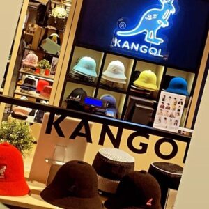 Wendy Huang Instagram - 還記得三月初跟大家分享的KANGOL DAY穿搭選拔活動嗎
終於來到選拔活動最終評選的日子啦🥳
很高興@popdaily 和@kangol_headwear_taiwan 
邀請我擔任這次活動評審之一
和大家交流分享穿搭的想法真的很開心🤎🤍🖤
但不得不說KANGOL單品真的很強
各種款式都能很完美的點綴
連我自己在櫃位現場幾乎都愛不釋手
🦘小包包更是我的心頭好！！😍

而且為了歡慶KANGOL DAY現在還有特別活動
3/31前滿5000就可以成為VIP 🤩
（平常要8000才能入會呢！）
之前想入手還在猶豫的朋友剛好可以趁現在衝一波哦！😍
最後告訴我如果你們是評審會pick哪位參賽者吧😉✨

#KANGOL
#KANGOLDAY
#FROMTHEJUMP
#amemberoflebags