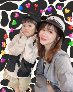 Wendy Huang Instagram - 還記得三月初跟大家分享的KANGOL DAY穿搭選拔活動嗎
終於來到選拔活動最終評選的日子啦🥳
很高興@popdaily 和@kangol_headwear_taiwan 
邀請我擔任這次活動評審之一
和大家交流分享穿搭的想法真的很開心🤎🤍🖤
但不得不說KANGOL單品真的很強
各種款式都能很完美的點綴
連我自己在櫃位現場幾乎都愛不釋手
🦘小包包更是我的心頭好！！😍

而且為了歡慶KANGOL DAY現在還有特別活動
3/31前滿5000就可以成為VIP 🤩
（平常要8000才能入會呢！）
之前想入手還在猶豫的朋友剛好可以趁現在衝一波哦！😍
最後告訴我如果你們是評審會pick哪位參賽者吧😉✨

#KANGOL
#KANGOLDAY
#FROMTHEJUMP
#amemberoflebags