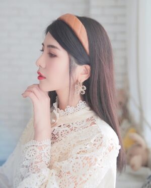 Wendy Huang Instagram - Hey dear！讓我們一起來體驗新潮流吧✨🌱

近年來其實不少服飾時尚品牌也都開始提倡環保的意識
衣物回收也是一種方式，但
『二手可以更精準的永續其價值💖』

把那些因為生活和工作累積起來的快時尚服飾、
甚至是已經不再適合自己的衣服（舉例變胖變瘦...等）
傳到下一任主人那裏
使其能夠更好的發揮何嘗不是雙贏呢💛

也因此希望藉由這次和二拾衫的合作能讓更多人一起參與🤗💕
《P.s.照片裡的服飾也是會參與二手拍的喲！喜歡的可以偷偷讓我知道😛》

_______________________________

 【@二拾衫x KOL公益二手拍詳細資訊🌱】 

🌻《這次參與的KOL   藝人》
@bellayutu
@estherx118
@roiww
@ririchao
@wendyyy0927
@millyyang1010
@sin_o527
@yichen.cyc
@slow_vashion 

🌻《日期時間》
5 / 22 / 2021
二手拍11:00-17:00
座談會17:30-19:00

🌻《活動地點》
📍夾腳拖的家
台北市大同區長安西路122號
(近捷運中山站)

🌻《拍賣會賣的東西》
衣服、鞋子、配件、化妝品、飾品、書籍、娃娃等等！

當天晚上還有循環時尚座談會！
由二拾衫&所有KOL共同參與分享
一起輕鬆聊聊二手x永續
外加小遊戲互動及拍照時間🥳

📌📌📌座談會報名方式📌📌📌
採線上報名制、線上報名制、線上報名制‼️
（很重要所以說三次🤣🤣🤣）
由於名額有限制，建議提前去 23 網站報名喔☺️

🌻入場費
二手拍：$150/人，可換取$100二拾衫官網折扣券
座談會：有參與二手拍者$50/無參與二手拍者$100

👩‍❤️‍👩公益捐款: 
二拾衫淨利&KOL收入之5%
捐贈至「臺灣環境資訊協會」

🌿宣傳理念:
與@二拾衫一起為地球出份力，

減少衣物對環境造成的污染！
一起讓時尚循環起來🌍💕

所以，
5/22/2021 早上十一點見
一起讓時尚與環保並存吧🥰

⚠️當天請自備現金零錢及購物袋
⚠️現場售出不退還
⚠️23粉粉小福利
當天有二拾衫 #最新未上架 的衣服搶先曝光喔🤩❣️

#二拾衫 #網紅二手拍 #公益 #循環時尚