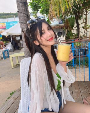 Wendy Huang Instagram - 九月的風吹起來很溫柔💛