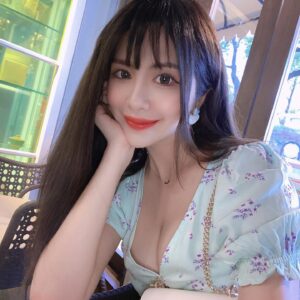 Wendy Huang Instagram - 最近太常御姐系今天換軟妹子風
喜歡1的靦腆還是2的笑容？

👗/ @hm