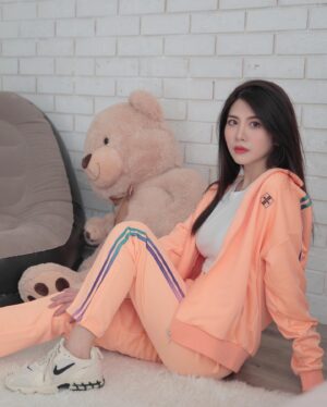 Wendy Huang Instagram - Hey dear！讓我們一起來體驗新潮流吧✨🌱

近年來其實不少服飾時尚品牌也都開始提倡環保的意識
衣物回收也是一種方式，但
『二手可以更精準的永續其價值💖』

把那些因為生活和工作累積起來的快時尚服飾、
甚至是已經不再適合自己的衣服（舉例變胖變瘦...等）
傳到下一任主人那裏
使其能夠更好的發揮何嘗不是雙贏呢💛

也因此希望藉由這次和二拾衫的合作能讓更多人一起參與🤗💕
《P.s.照片裡的服飾也是會參與二手拍的喲！喜歡的可以偷偷讓我知道😛》

_______________________________

 【@二拾衫x KOL公益二手拍詳細資訊🌱】 

🌻《這次參與的KOL   藝人》
@bellayutu
@estherx118
@roiww
@ririchao
@wendyyy0927
@millyyang1010
@sin_o527
@yichen.cyc
@slow_vashion 

🌻《日期時間》
5 / 22 / 2021
二手拍11:00-17:00
座談會17:30-19:00

🌻《活動地點》
📍夾腳拖的家
台北市大同區長安西路122號
(近捷運中山站)

🌻《拍賣會賣的東西》
衣服、鞋子、配件、化妝品、飾品、書籍、娃娃等等！

當天晚上還有循環時尚座談會！
由二拾衫&所有KOL共同參與分享
一起輕鬆聊聊二手x永續
外加小遊戲互動及拍照時間🥳

📌📌📌座談會報名方式📌📌📌
採線上報名制、線上報名制、線上報名制‼️
（很重要所以說三次🤣🤣🤣）
由於名額有限制，建議提前去 23 網站報名喔☺️

🌻入場費
二手拍：$150/人，可換取$100二拾衫官網折扣券
座談會：有參與二手拍者$50/無參與二手拍者$100

👩‍❤️‍👩公益捐款: 
二拾衫淨利&KOL收入之5%
捐贈至「臺灣環境資訊協會」

🌿宣傳理念:
與@二拾衫一起為地球出份力，

減少衣物對環境造成的污染！
一起讓時尚循環起來🌍💕

所以，
5/22/2021 早上十一點見
一起讓時尚與環保並存吧🥰

⚠️當天請自備現金零錢及購物袋
⚠️現場售出不退還
⚠️23粉粉小福利
當天有二拾衫 #最新未上架 的衣服搶先曝光喔🤩❣️

#二拾衫 #網紅二手拍 #公益 #循環時尚