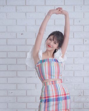 Wendy Huang Instagram - Hey dear！讓我們一起來體驗新潮流吧✨🌱

近年來其實不少服飾時尚品牌也都開始提倡環保的意識
衣物回收也是一種方式，但
『二手可以更精準的永續其價值💖』

把那些因為生活和工作累積起來的快時尚服飾、
甚至是已經不再適合自己的衣服（舉例變胖變瘦...等）
傳到下一任主人那裏
使其能夠更好的發揮何嘗不是雙贏呢💛

也因此希望藉由這次和二拾衫的合作能讓更多人一起參與🤗💕
《P.s.照片裡的服飾也是會參與二手拍的喲！喜歡的可以偷偷讓我知道😛》

_______________________________

 【@二拾衫x KOL公益二手拍詳細資訊🌱】 

🌻《這次參與的KOL   藝人》
@bellayutu
@estherx118
@roiww
@ririchao
@wendyyy0927
@millyyang1010
@sin_o527
@yichen.cyc
@slow_vashion 

🌻《日期時間》
5 / 22 / 2021
二手拍11:00-17:00
座談會17:30-19:00

🌻《活動地點》
📍夾腳拖的家
台北市大同區長安西路122號
(近捷運中山站)

🌻《拍賣會賣的東西》
衣服、鞋子、配件、化妝品、飾品、書籍、娃娃等等！

當天晚上還有循環時尚座談會！
由二拾衫&所有KOL共同參與分享
一起輕鬆聊聊二手x永續
外加小遊戲互動及拍照時間🥳

📌📌📌座談會報名方式📌📌📌
採線上報名制、線上報名制、線上報名制‼️
（很重要所以說三次🤣🤣🤣）
由於名額有限制，建議提前去 23 網站報名喔☺️

🌻入場費
二手拍：$150/人，可換取$100二拾衫官網折扣券
座談會：有參與二手拍者$50/無參與二手拍者$100

👩‍❤️‍👩公益捐款: 
二拾衫淨利&KOL收入之5%
捐贈至「臺灣環境資訊協會」

🌿宣傳理念:
與@二拾衫一起為地球出份力，

減少衣物對環境造成的污染！
一起讓時尚循環起來🌍💕

所以，
5/22/2021 早上十一點見
一起讓時尚與環保並存吧🥰

⚠️當天請自備現金零錢及購物袋
⚠️現場售出不退還
⚠️23粉粉小福利
當天有二拾衫 #最新未上架 的衣服搶先曝光喔🤩❣️

#二拾衫 #網紅二手拍 #公益 #循環時尚