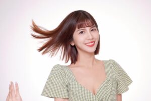 Wendy Huang Instagram - 大家好！
我是
黃（ㄏㄨㄤˊ）
瀠（ㄧㄥˊ）
儂（ㄋㄨㄥˊ）
❤️

從昨天起我正正正式改名啦～～～🥳
真的是裡裡外外從戶口到證件等等都改了😂

朋友們問我小名要叫瀠瀠好
（說貴婦千金之類都叫ㄧㄥˊ居多）
還是要叫儂儂好
（ㄋㄨㄥˊ是事業如日中天超忙碌）
不如…讓我先紅紅火火個十年
晚年再來當幸福的貴婦我覺得很完美（？🤣🤣🤣

當然也有些覺得溫蒂叫習慣了
沒有要理會我的新名字🥺
但。我。不。管 
愛我請愛我的全部好嗎🥰
今後請多多熱情呼喊我的新名字噢❤️‍🔥❤️‍🔥❤️‍🔥