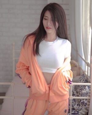 Wendy Huang Instagram - 今天是🍊
平常你們喜歡穿什麼運動時裝呢？😗
🧡🤍🧡

𝐓𝐨𝐝𝐚𝐲’𝐬 𝐎𝐮𝐭𝐟𝐢𝐭 /
@nerdy_tw 
@nerdyofficial
