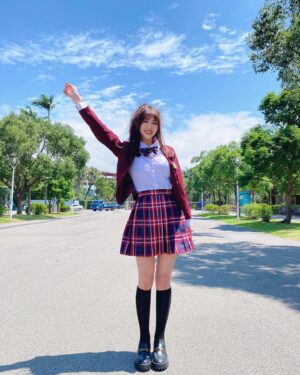 Wendy Huang Instagram - 不少人問我這兩天限動怎麼返老還童（？

前陣子因為看韓劇”女神降臨”手癢在淘寶買了韓國高校校服
正愁不知道何時才能穿得到它
結果超lucky這次拍攝網路節目主題剛好派上用場🙈
敬請期待之後街訪播出💕🥴
再一天就放連假惹！
大家Fighting ～～～✧*｡٩(ˊᗜˋ*)و✧*｡

Btw謝謝經紀人幫我拍成180 ✨٩(๑✧∀✧๑)۶
#大師來占台 #助理主持 #街訪 #大學生 #sunnyday #韓國 #制服 #女子 #女子高生 #ootd