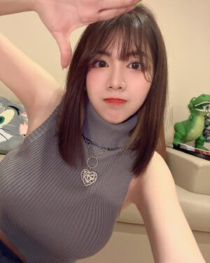 Wendy Huang Instagram - 曾經說過如果有消息會跟大家分享

.
.
.

我是說有做醫美的消息啦🤣🤣🤣
其實我要感謝我爹娘讓我基本
沒怎麼踏入醫美還能撐到現在
但你們也知道保養再不及時
歲月摧殘下去就來不及了🥺
所以我終於決定跑去欣莘諮詢請醫生幫我變美美
除了我長期看不順眼的嘴邊肉以外
我還跟醫生提到我眼下的問題
我的膚況雖然是👌🏻的
沒有眼袋、淚溝也幾乎沒有
但是因為鼻子過敏的關係
每次沒化妝都有很深的黑眼圈🥲
討論過後決定來做音波拉皮➕膠原蛋白注射
施打膠原蛋白後當下就非常有感澎起來
還記得林沛鋒醫師說了一句我忘不了的
：哇 表面看起來其實👌🏻但裡面其實有點空呢！
嚇死我惹 原來就是這樣流失的難怪都無法察覺🥹
而施打音波就更不用說了！
我在意的是輪廓線條嘴邊肉的部分
林醫師有特別幫我加強
雖然剛施打完那個禮拜像麵包超人
施打完之後三個禮拜我基本上已經又不用修容了
但是大家看到我總會說你是不是瘦了怎麼臉越來越小
這種港覺只能說真的是非常非常開心啊😝

如果你們想做一些保養微整真的可以去欣莘諮詢
除了醫生很專業之外護理師都很貼心也很溫柔
而且會針對你的需求給予調配不會強硬推銷🥰
（為了避免說現在美圖相機修圖的部分，
附上第四第五張原相機無濾鏡修圖的照片給你們看🤣）

#欣莘時尚美學診所 #中山區醫美
#海芙音波 #音波拉提 #膠原蛋白植入劑