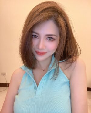 Wendy Huang Instagram - 突然驚覺好像有點久沒發文
那就來個微ootd吧😂
不然天天這樣居家隔離
差點把自己也完全隔離了🤭

想念陽光沙灘海邊🏖️

Btw 你們喜歡1還是2呢？